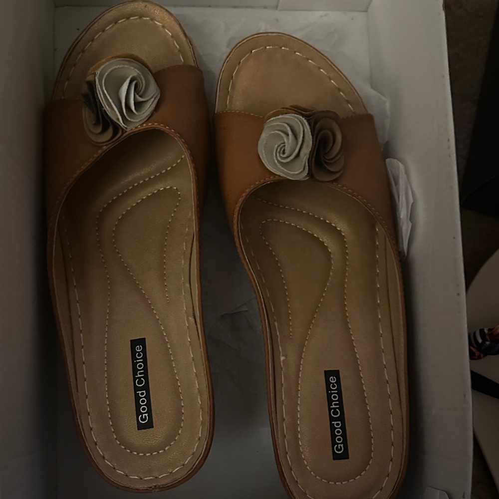 Good Choice Women's Super cute unique tan/ luggage Floral ornament Slide Sandals